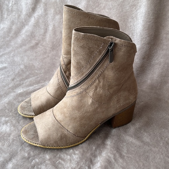 White Mountain Dara Peep Toe Faux Suede Ankle Boots, Size 9.5M - Picture 8 of 15